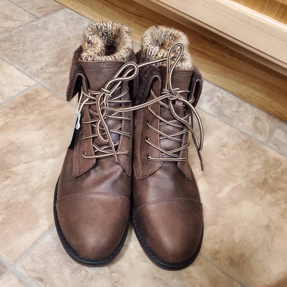 New without box Women's Cliffs Boots